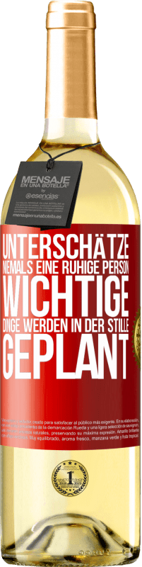 29,95 € | Weißwein WHITE Ausgabe Unterschätze niemals eine ruhige Person, wichtige Dinge werden in der Stille geplant Rote Markierung. Anpassbares Etikett Junger Wein Ernte 2024 Verdejo