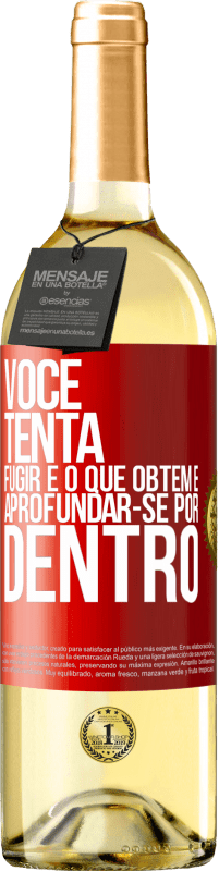 29,95 € Envio grátis | Vinho branco Edição WHITE Você tenta fugir e o que obtém é aprofundar-se por dentro Etiqueta Vermelha. Etiqueta personalizável Vinho jovem Colheita 2023 Verdejo