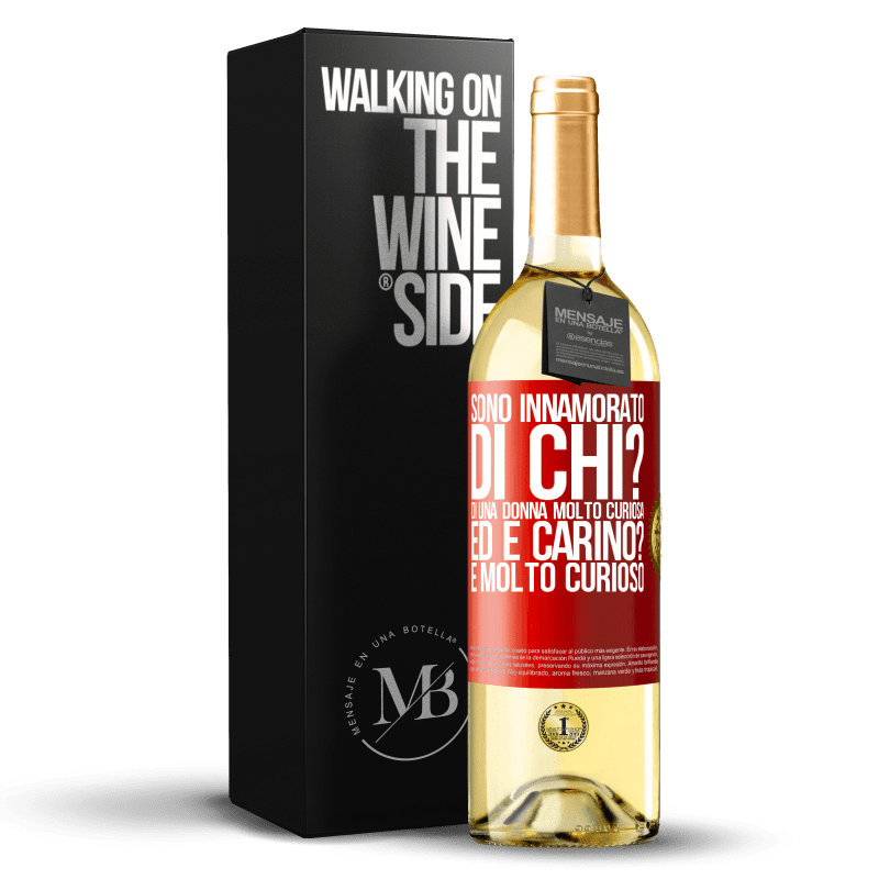 29,95 € Spedizione Gratuita | Vino bianco Edizione WHITE Sono innamorato Di chi? Di una donna molto curiosa. Ed è carino? È molto curioso Etichetta Rossa. Etichetta personalizzabile Vino giovane Raccogliere 2024 Verdejo