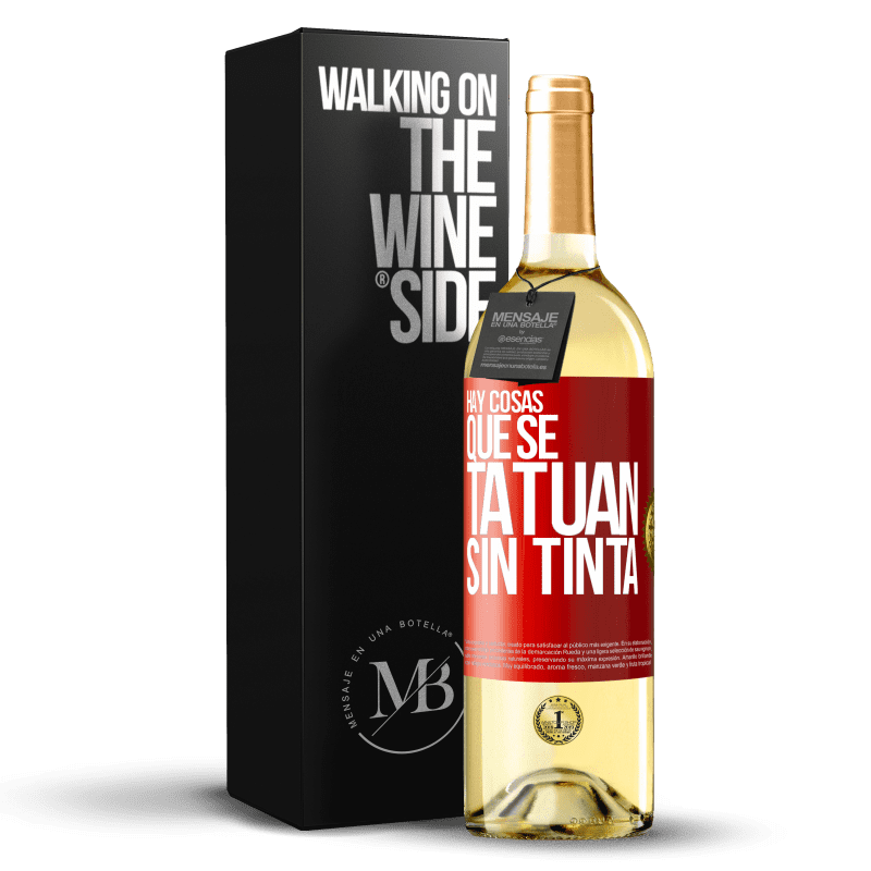 29,95 € Envío gratis | Vino Blanco Edición WHITE Hay cosas que se tatúan sin tinta Etiqueta Roja. Etiqueta personalizable Vino joven Cosecha 2024 Verdejo