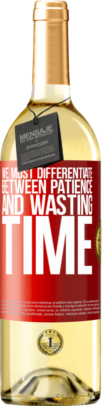 29,95 € Бесплатная доставка | Белое вино Издание WHITE Мы должны различать терпение и тратить время Красная метка. Настраиваемая этикетка Молодое вино Урожай 2023 Verdejo
