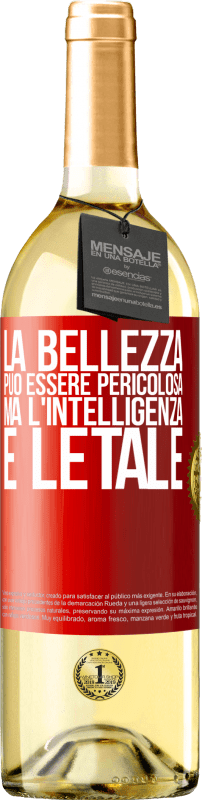 29,95 € | Vino bianco Edizione WHITE La bellezza può essere pericolosa, ma l'intelligenza è letale Etichetta Rossa. Etichetta personalizzabile Vino giovane Raccogliere 2024 Verdejo