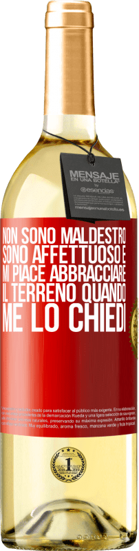 29,95 € | Vino bianco Edizione WHITE Non sono maldestro, sono affettuoso e mi piace abbracciare il terreno quando me lo chiedi Etichetta Rossa. Etichetta personalizzabile Vino giovane Raccogliere 2024 Verdejo