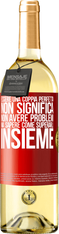 29,95 € | Vino bianco Edizione WHITE Essere una coppia perfetta non significa non avere problemi, ma sapere come superarli insieme Etichetta Rossa. Etichetta personalizzabile Vino giovane Raccogliere 2025 Verdejo
