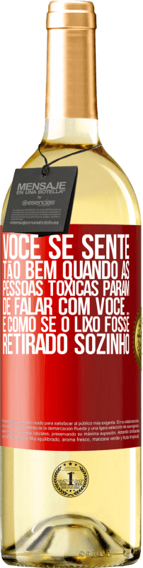 29,95 € Envio grátis | Vinho branco Edição WHITE Você se sente tão bem quando as pessoas tóxicas param de falar com você ... É como se o lixo fosse retirado sozinho Etiqueta Vermelha. Etiqueta personalizável Vinho jovem Colheita 2025 Verdejo