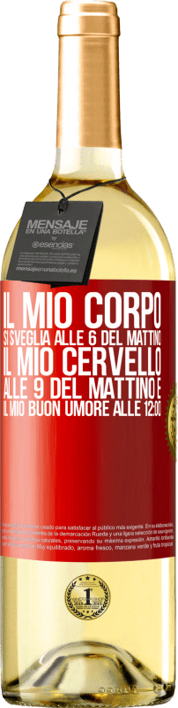 29,95 € Spedizione Gratuita | Vino bianco Edizione WHITE Il mio corpo si sveglia alle 6 del mattino Il mio cervello alle 9 del mattino e il mio buon umore alle 12:00 Etichetta Rossa. Etichetta personalizzabile Vino giovane Raccogliere 2025 Verdejo
