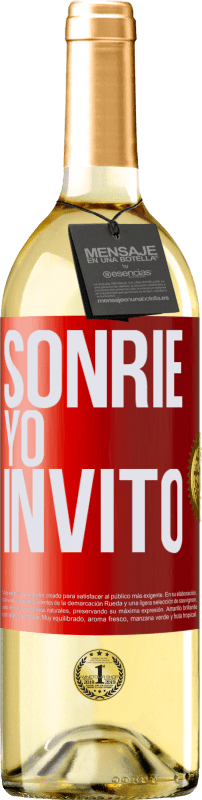 29,95 € Envío gratis | Vino Blanco Edición WHITE Sonríe, yo invito Etiqueta Roja. Etiqueta personalizable Vino joven Cosecha 2023 Verdejo