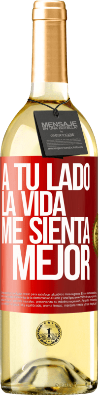 29,95 € Envío gratis | Vino Blanco Edición WHITE A tu lado la vida me sienta mejor Etiqueta Roja. Etiqueta personalizable Vino joven Cosecha 2023 Verdejo