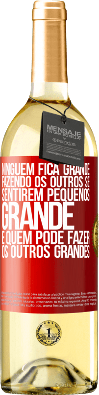 29,95 € Envio grátis | Vinho branco Edição WHITE Ninguém fica grande fazendo os outros se sentirem pequenos. Grande é quem pode fazer os outros grandes Etiqueta Vermelha. Etiqueta personalizável Vinho jovem Colheita 2023 Verdejo