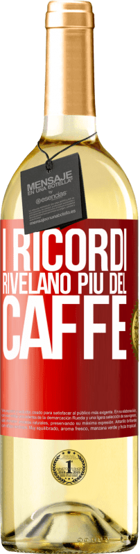 29,95 € Spedizione Gratuita | Vino bianco Edizione WHITE I ricordi rivelano più del caffè Etichetta Rossa. Etichetta personalizzabile Vino giovane Raccogliere 2023 Verdejo