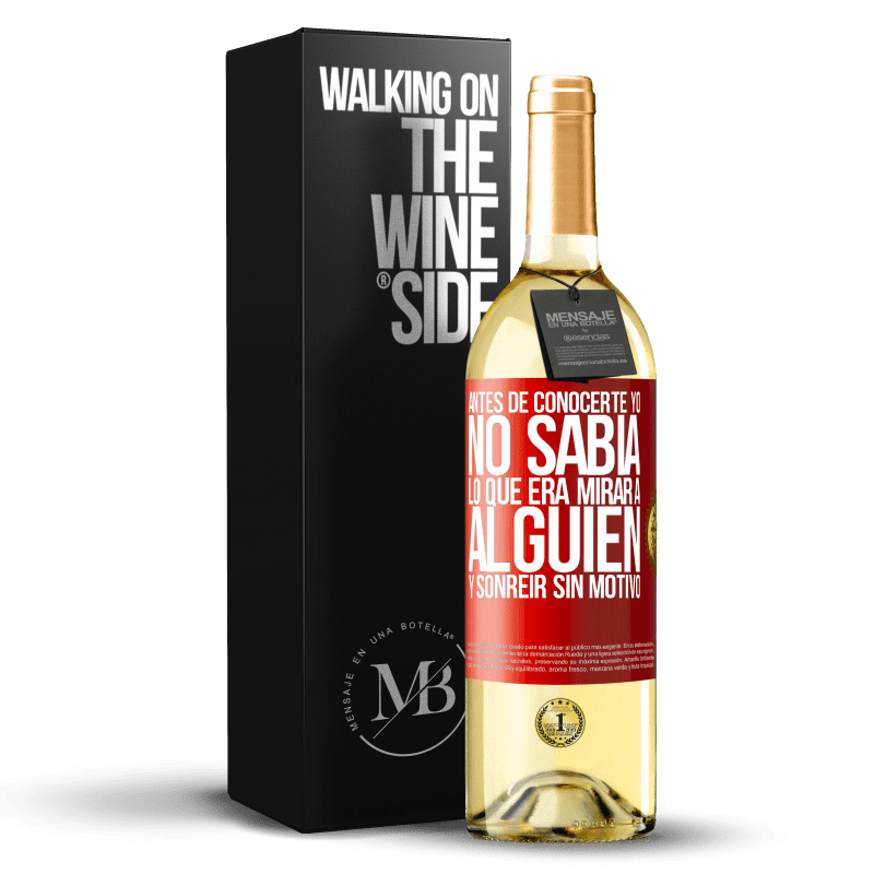 29,95 € Envío gratis | Vino Blanco Edición WHITE Antes de conocerte, yo no sabía lo que era mirar a alguien y sonreir sin motivo Etiqueta Roja. Etiqueta personalizable Vino joven Cosecha 2024 Verdejo