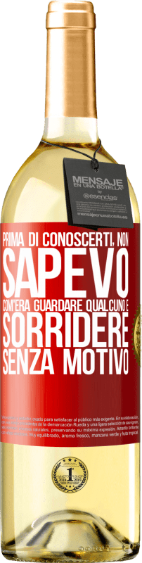 29,95 € Spedizione Gratuita | Vino bianco Edizione WHITE Prima di conoscerti, non sapevo com'era guardare qualcuno e sorridere senza motivo Etichetta Rossa. Etichetta personalizzabile Vino giovane Raccogliere 2025 Verdejo