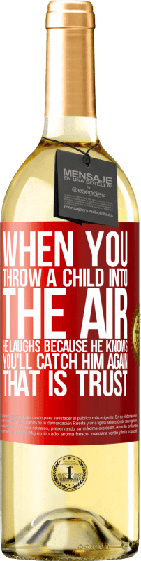29,95 € Бесплатная доставка | Белое вино Издание WHITE Когда вы бросаете ребенка в воздух, он смеется, потому что знает, что вы снова его поймаете. ЭТО ДОВЕРИЕ Красная метка. Настраиваемая этикетка Молодое вино Урожай 2023 Verdejo