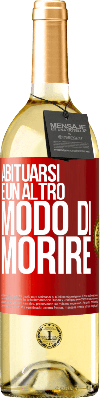 29,95 € Spedizione Gratuita | Vino bianco Edizione WHITE Abituarsi è un altro modo di morire Etichetta Rossa. Etichetta personalizzabile Vino giovane Raccogliere 2025 Verdejo