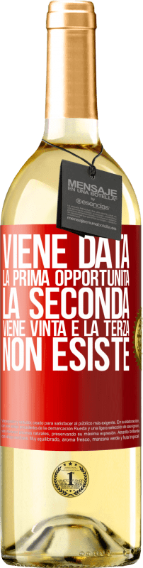29,95 € Spedizione Gratuita | Vino bianco Edizione WHITE Viene data la prima opportunità, la seconda viene vinta e la terza non esiste Etichetta Rossa. Etichetta personalizzabile Vino giovane Raccogliere 2025 Verdejo