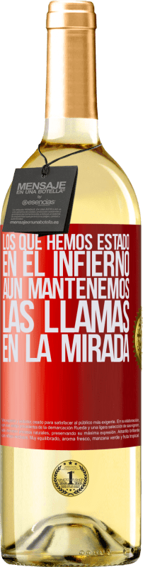 29,95 € Envío gratis | Vino Blanco Edición WHITE Los que hemos estado en el infierno, aún mantenemos las llamas en la mirada Etiqueta Roja. Etiqueta personalizable Vino joven Cosecha 2024 Verdejo