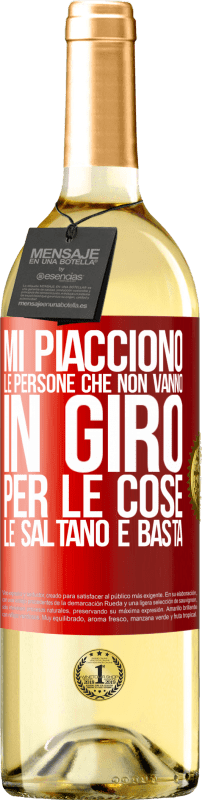 29,95 € | Vino bianco Edizione WHITE Mi piacciono le persone che non vanno in giro per le cose, le saltano e basta Etichetta Rossa. Etichetta personalizzabile Vino giovane Raccogliere 2024 Verdejo