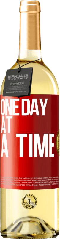 29,95 € | Белое вино Издание WHITE Один день за раз Красная метка. Настраиваемая этикетка Молодое вино Урожай 2023 Verdejo