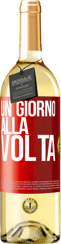 29,95 € Spedizione Gratuita | Vino bianco Edizione WHITE Un giorno alla volta Etichetta Rossa. Etichetta personalizzabile Vino giovane Raccogliere 2025 Verdejo