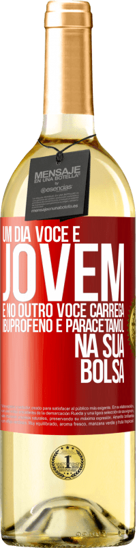 29,95 € | Vinho branco Edição WHITE Um dia você é jovem e no outro você carrega ibuprofeno e paracetamol na sua bolsa Etiqueta Vermelha. Etiqueta personalizável Vinho jovem Colheita 2024 Verdejo