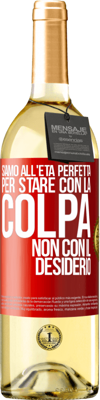 29,95 € Spedizione Gratuita | Vino bianco Edizione WHITE Siamo all'età perfetta, per stare con la colpa, non con il desiderio Etichetta Rossa. Etichetta personalizzabile Vino giovane Raccogliere 2025 Verdejo