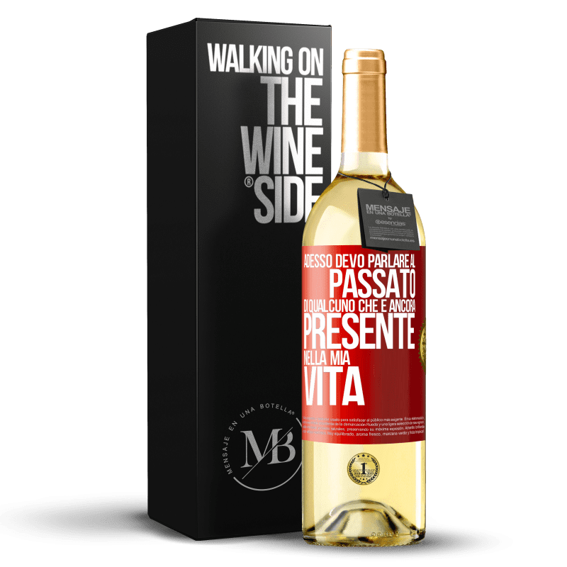 29,95 € Spedizione Gratuita | Vino bianco Edizione WHITE Adesso devo parlare al passato di qualcuno che è ancora presente nella mia vita Etichetta Rossa. Etichetta personalizzabile Vino giovane Raccogliere 2023 Verdejo