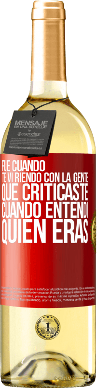 Envío gratis | Vino Blanco Edición WHITE Fue cuando te vi riendo con la gente que criticaste, cuando entendí quién eras Etiqueta Roja. Etiqueta personalizable Vino joven Cosecha 2023 Verdejo