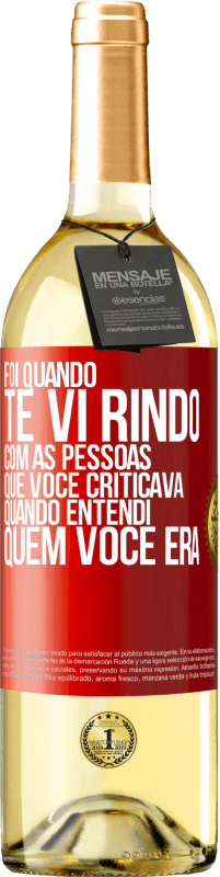 Envio grátis | Vinho branco Edição WHITE Foi quando te vi rindo com as pessoas que você criticava, quando entendi quem você era Etiqueta Vermelha. Etiqueta personalizável Vinho jovem Colheita 2023 Verdejo