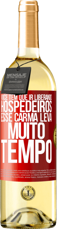 Envio grátis | Vinho branco Edição WHITE Você tem que ir liberando hospedeiros, esse carma leva muito tempo Etiqueta Vermelha. Etiqueta personalizável Vinho jovem Colheita 2023 Verdejo