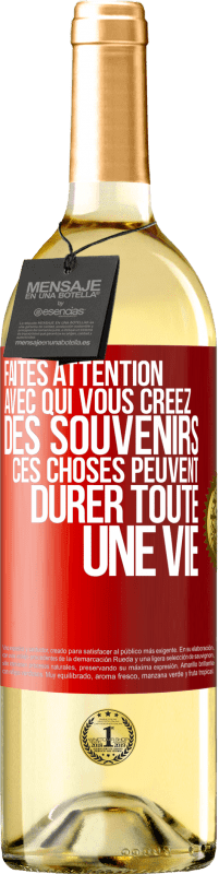 Envoi gratuit | Vin blanc Édition WHITE Faites attention avec qui vous créez des souvenirs. Ces choses peuvent durer toute une vie Étiquette Rouge. Étiquette personnalisable Vin jeune Récolte 2023 Verdejo