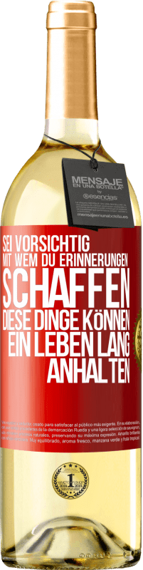 Kostenloser Versand | Weißwein WHITE Ausgabe Sei vorsichtig, mit wem du Erinnerungen schaffen. Diese Dinge können ein Leben lang anhalten Rote Markierung. Anpassbares Etikett Junger Wein Ernte 2023 Verdejo