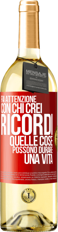 29,95 € | Vino bianco Edizione WHITE Fai attenzione con chi crei ricordi. Quelle cose possono durare una vita Etichetta Rossa. Etichetta personalizzabile Vino giovane Raccogliere 2024 Verdejo