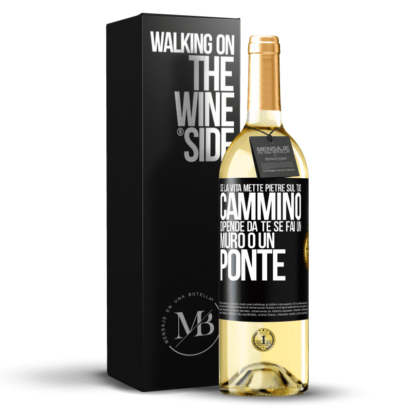 29,95 € Spedizione Gratuita | Vino bianco Edizione WHITE Se la vita mette pietre sul tuo cammino, dipende da te se fai un muro o un ponte Etichetta Nera. Etichetta personalizzabile Vino giovane Raccogliere 2023 Verdejo