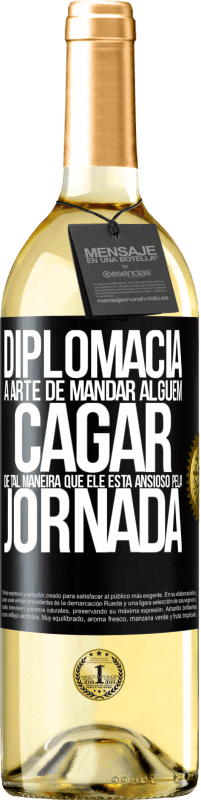 29,95 € | Vinho branco Edição WHITE Diplomacia A arte de mandar alguém cagar de tal maneira que ele está ansioso pela jornada Etiqueta Preta. Etiqueta personalizável Vinho jovem Colheita 2025 Verdejo