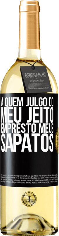 29,95 € Envio grátis | Vinho branco Edição WHITE A quem julgo do meu jeito, empresto meus sapatos Etiqueta Preta. Etiqueta personalizável Vinho jovem Colheita 2024 Verdejo