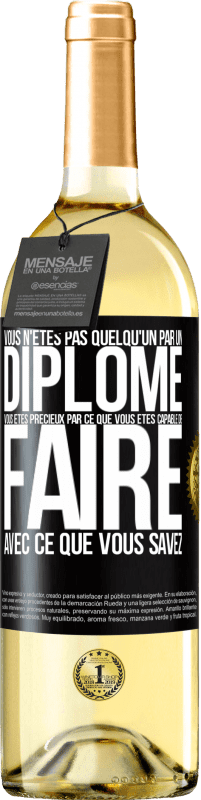 29,95 € | Vin blanc Édition WHITE Vous n'êtes pas quelqu'un par un diplôme. Vous êtes précieux par ce que vous êtes capable de faire avec ce que vous savez Étiquette Noire. Étiquette personnalisable Vin jeune Récolte 2025 Verdejo