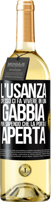 29,95 € Spedizione Gratuita | Vino bianco Edizione WHITE L'usanza spesso ci fa vivere in una gabbia pur sapendo che la porta è aperta Etichetta Nera. Etichetta personalizzabile Vino giovane Raccogliere 2025 Verdejo