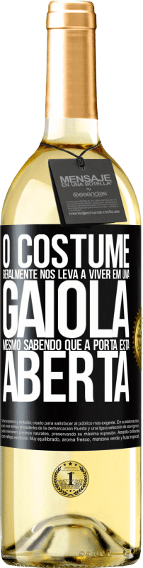 Envio grátis | Vinho branco Edição WHITE O costume geralmente nos leva a viver em uma gaiola, mesmo sabendo que a porta está aberta Etiqueta Preta. Etiqueta personalizável Vinho jovem Colheita 2023 Verdejo