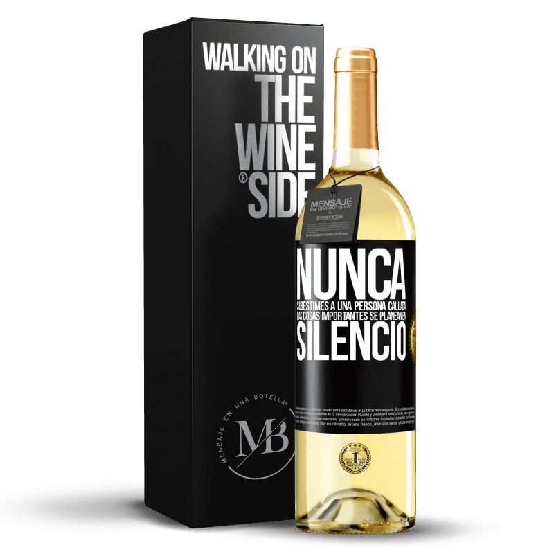 29,95 € Envío gratis | Vino Blanco Edición WHITE Nunca subestimes a una persona callada, las cosas importantes se planean en silencio Etiqueta Negra. Etiqueta personalizable Vino joven Cosecha 2024 Verdejo