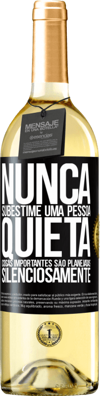 29,95 € Envio grátis | Vinho branco Edição WHITE Nunca subestime uma pessoa quieta, coisas importantes são planejadas silenciosamente Etiqueta Preta. Etiqueta personalizável Vinho jovem Colheita 2023 Verdejo