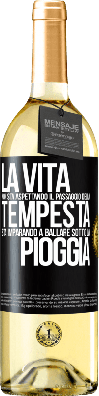29,95 € | Vino bianco Edizione WHITE La vita non sta aspettando il passaggio della tempesta. Sta imparando a ballare sotto la pioggia Etichetta Nera. Etichetta personalizzabile Vino giovane Raccogliere 2025 Verdejo