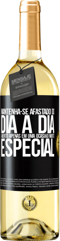 29,95 € | Vinho branco Edição WHITE Mantenha-se afastado do dia a dia. Aberto apenas em uma ocasião muito especial Etiqueta Preta. Etiqueta personalizável Vinho jovem Colheita 2024 Verdejo