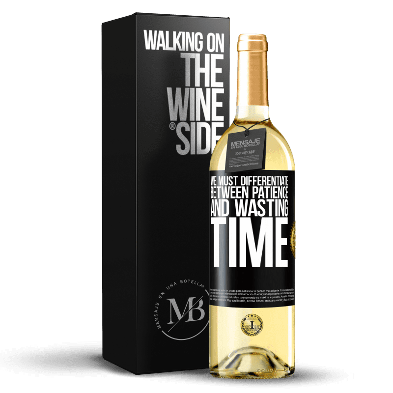 29,95 € Бесплатная доставка | Белое вино Издание WHITE Мы должны различать терпение и тратить время Черная метка. Настраиваемая этикетка Молодое вино Урожай 2023 Verdejo