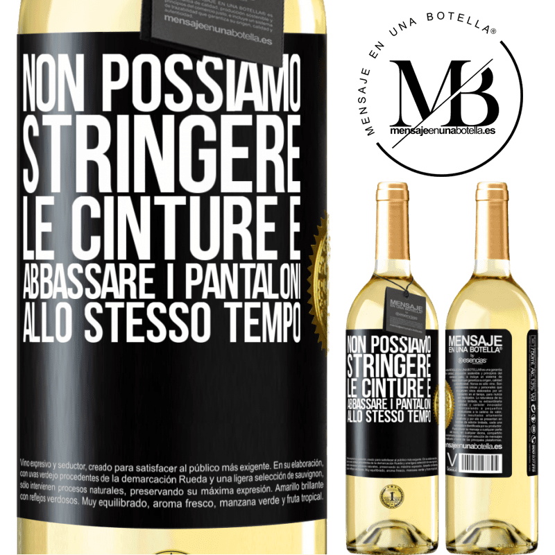 29,95 € Spedizione Gratuita | Vino bianco Edizione WHITE Non possiamo stringere le cinture e abbassare i pantaloni allo stesso tempo Etichetta Nera. Etichetta personalizzabile Vino giovane Raccogliere 2024 Verdejo