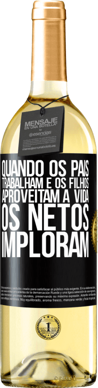 29,95 € | Vinho branco Edição WHITE Quando os pais trabalham e os filhos aproveitam a vida, os netos imploram Etiqueta Preta. Etiqueta personalizável Vinho jovem Colheita 2025 Verdejo