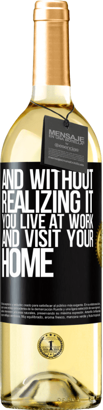 29,95 € | Белое вино Издание WHITE И не осознавая этого, вы живете на работе и посещаете свой дом Черная метка. Настраиваемая этикетка Молодое вино Урожай 2023 Verdejo