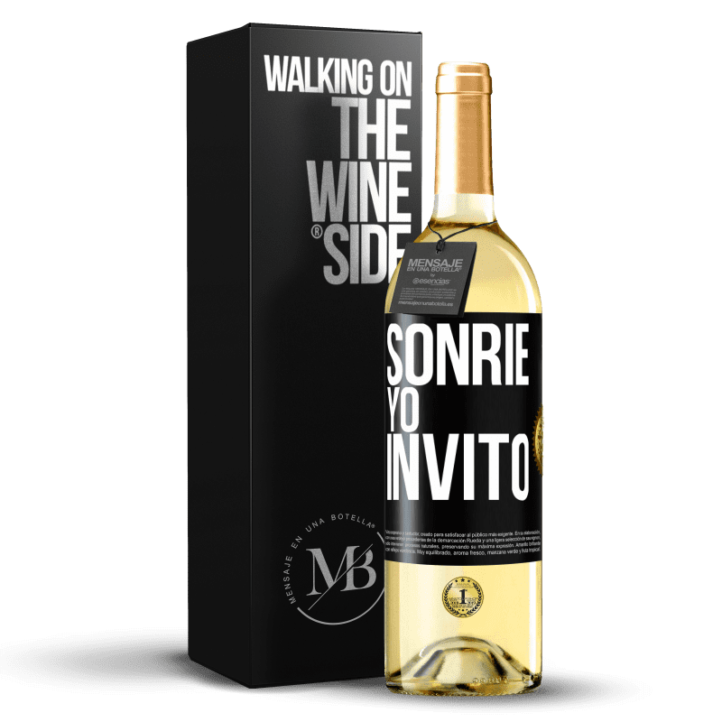 29,95 € Envío gratis | Vino Blanco Edición WHITE Sonríe, yo invito Etiqueta Negra. Etiqueta personalizable Vino joven Cosecha 2023 Verdejo