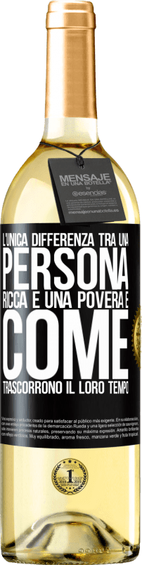 29,95 € | Vino bianco Edizione WHITE L'unica differenza tra una persona ricca e una povera è come trascorrono il loro tempo Etichetta Nera. Etichetta personalizzabile Vino giovane Raccogliere 2024 Verdejo