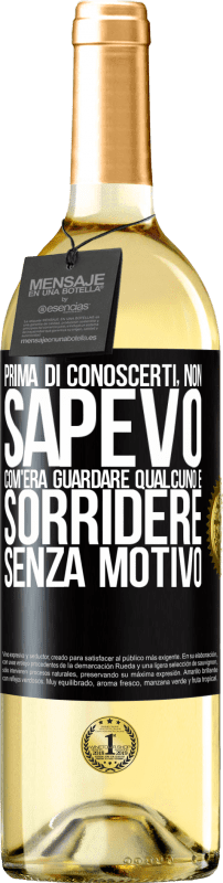 29,95 € | Vino bianco Edizione WHITE Prima di conoscerti, non sapevo com'era guardare qualcuno e sorridere senza motivo Etichetta Nera. Etichetta personalizzabile Vino giovane Raccogliere 2024 Verdejo