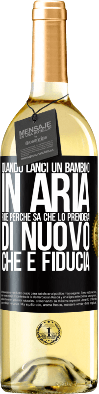 29,95 € Spedizione Gratuita | Vino bianco Edizione WHITE Quando lanci un bambino in aria, ride perché sa che lo prenderai di nuovo. CHE È FIDUCIA Etichetta Nera. Etichetta personalizzabile Vino giovane Raccogliere 2024 Verdejo